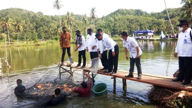 Menteri KKP RI, Sakti Wahyu Trenggono tinjau langsung kolam ikan di Rao Selatan, Pasaman